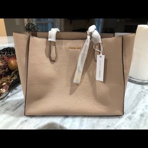 Brand new Michael Kors Mercer large leather tote !